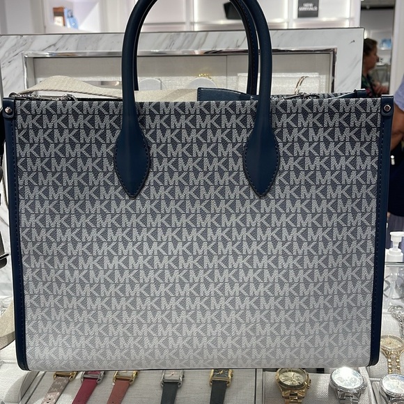 MICHAEL KORS Mirella Medium Ombré Logo EW Tote Shoulder Bag
Navy
NWT - Picture 15 of 16